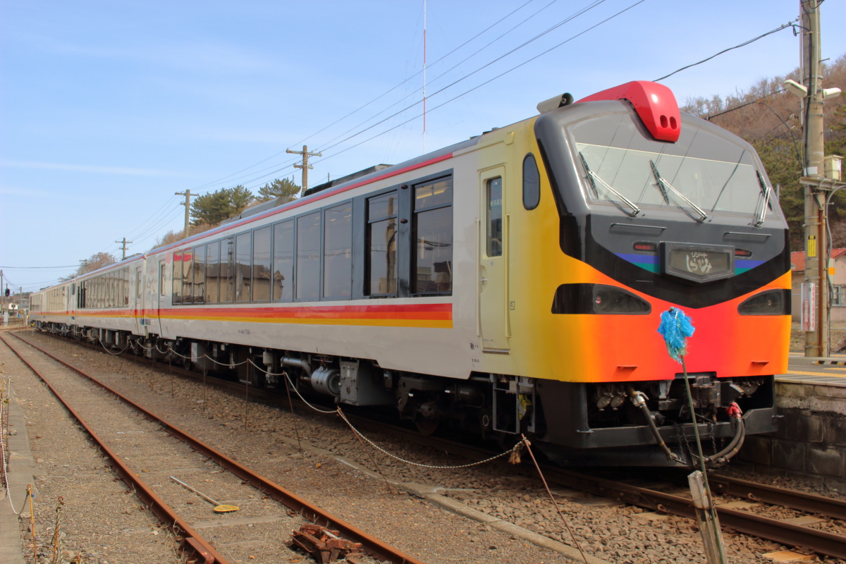 深浦駅に停車中の「リゾートしらかみ1号」