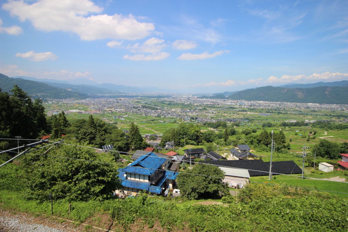 姨捨駅ホームから眺める善光寺平の風景