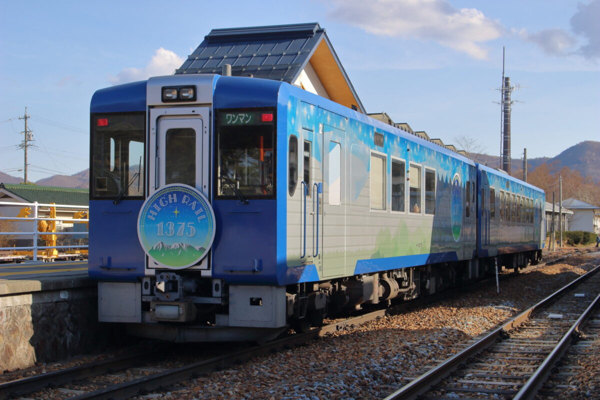 野辺山駅に停車中の「HIGH RAIL 2号」