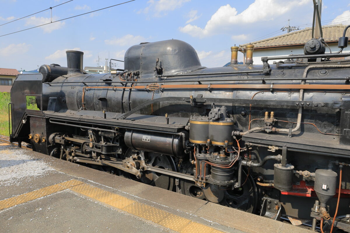 長瀞駅に停車中の「SLパレオエクスプレス」のC58形蒸気機関車