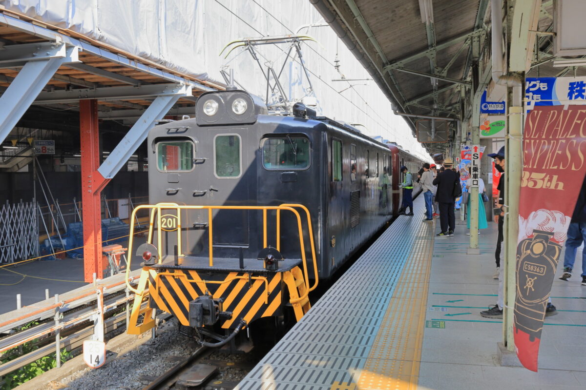 熊谷駅に到着した「SLパレオエクスプレス」を回送するために連結された電気機関車