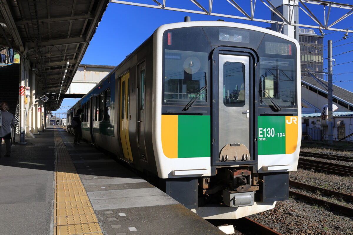 木更津駅4番線で発車を待つ久留里線の列車