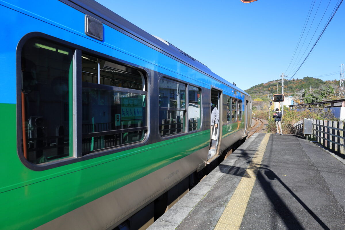 混雑したまま久留里駅に到着した上総亀山行きの列車