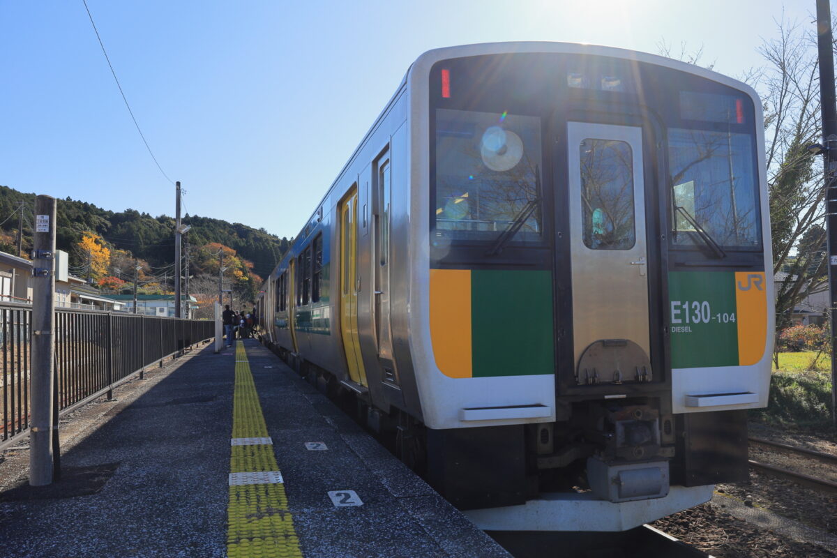 上総亀山駅に到着した久留里線延長運転の列車