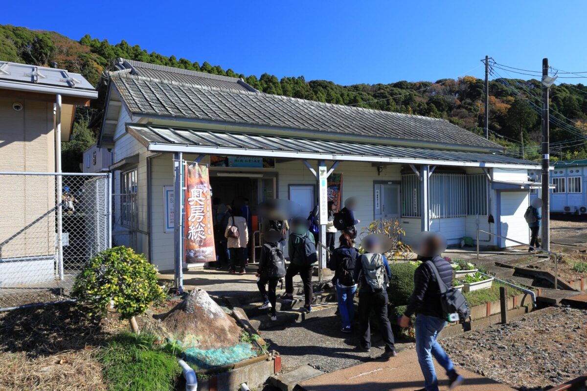 大勢の人が下車して駅舎へ向かう上総亀山駅