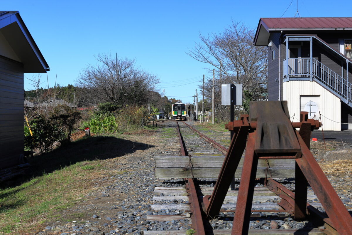 車止めの向こうに停車している久留里線の列車