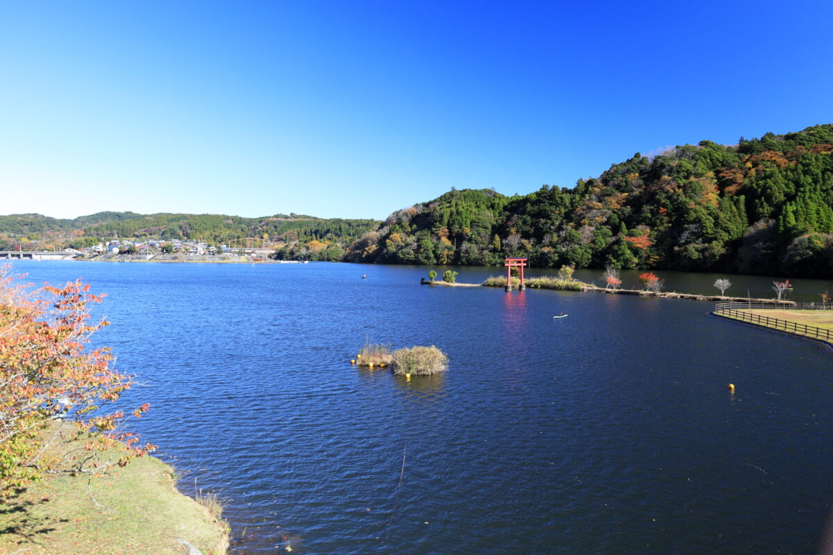 上総亀山駅のすぐ近くにある亀山湖（亀山ダム）