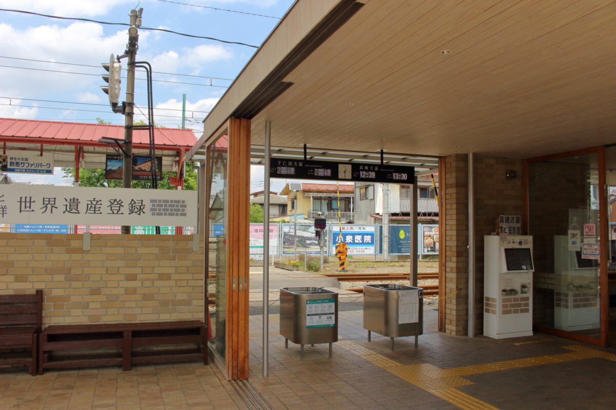 上州富岡駅の改札口と発車案内表示器