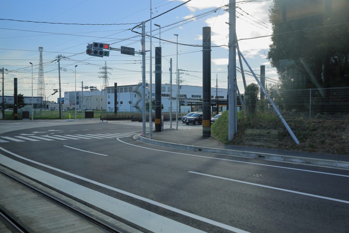 ライトレール用の黄色の信号もある芳賀町工業団地管理センター前停留場近くの交差点
