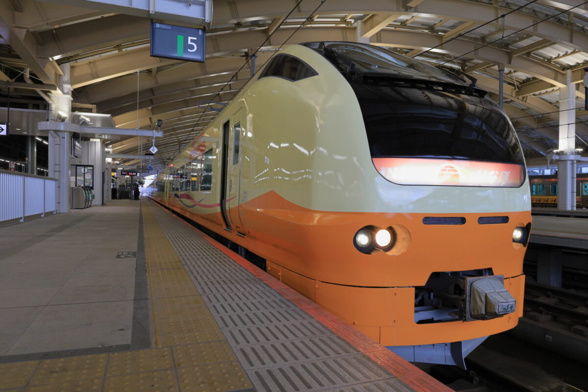 新潟駅で発車を待つ特急「いなほ1号」