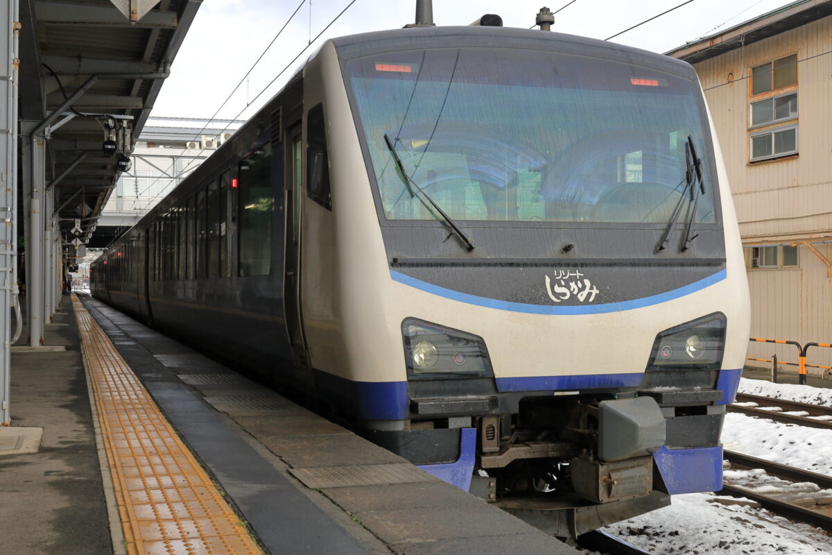 秋田駅で発車を待つ「リゾートしらかみ5号」