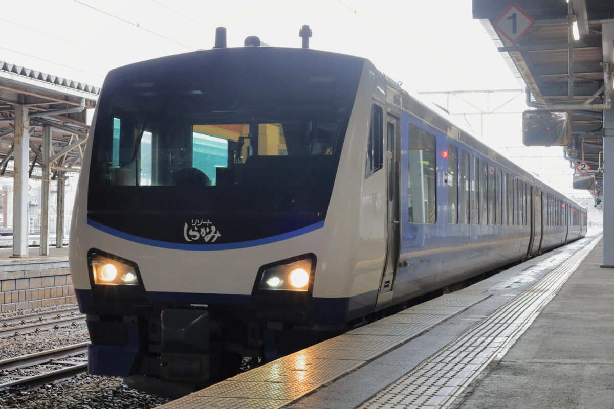 秋田駅2番線で出発を待つ「リゾートしらかみ5号」