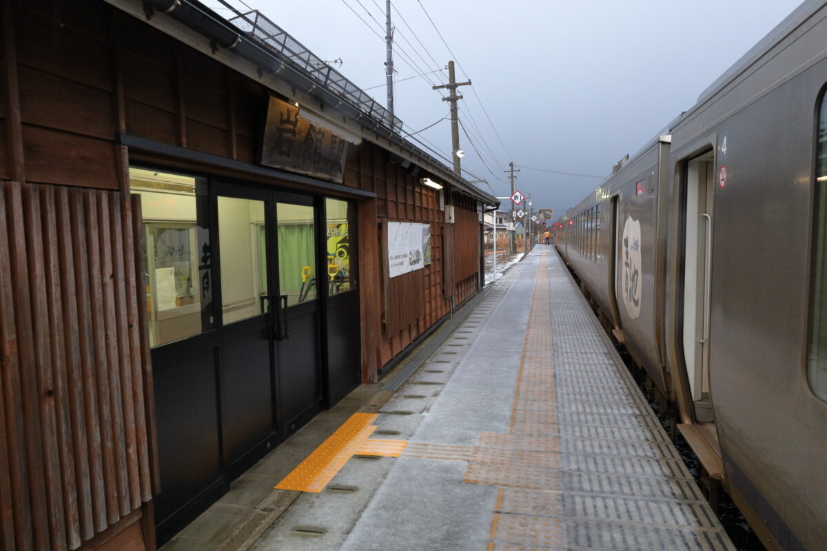 岩館駅の雰囲気の良い駅舎とリゾートしらかみ5号