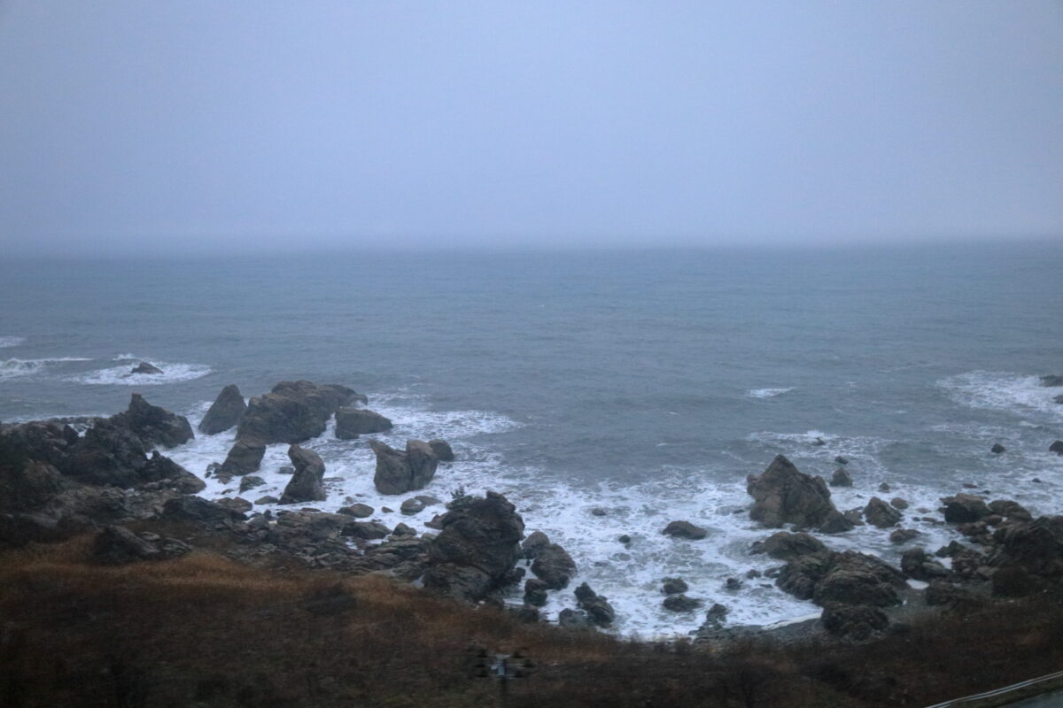 リゾートしらかみ5号から眺める波が荒い冬の日本海