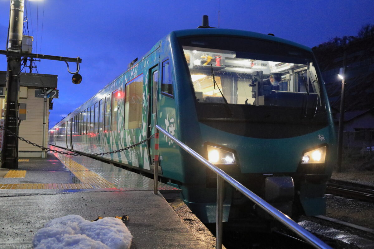 深浦駅に到着したリゾートしらかみ4号