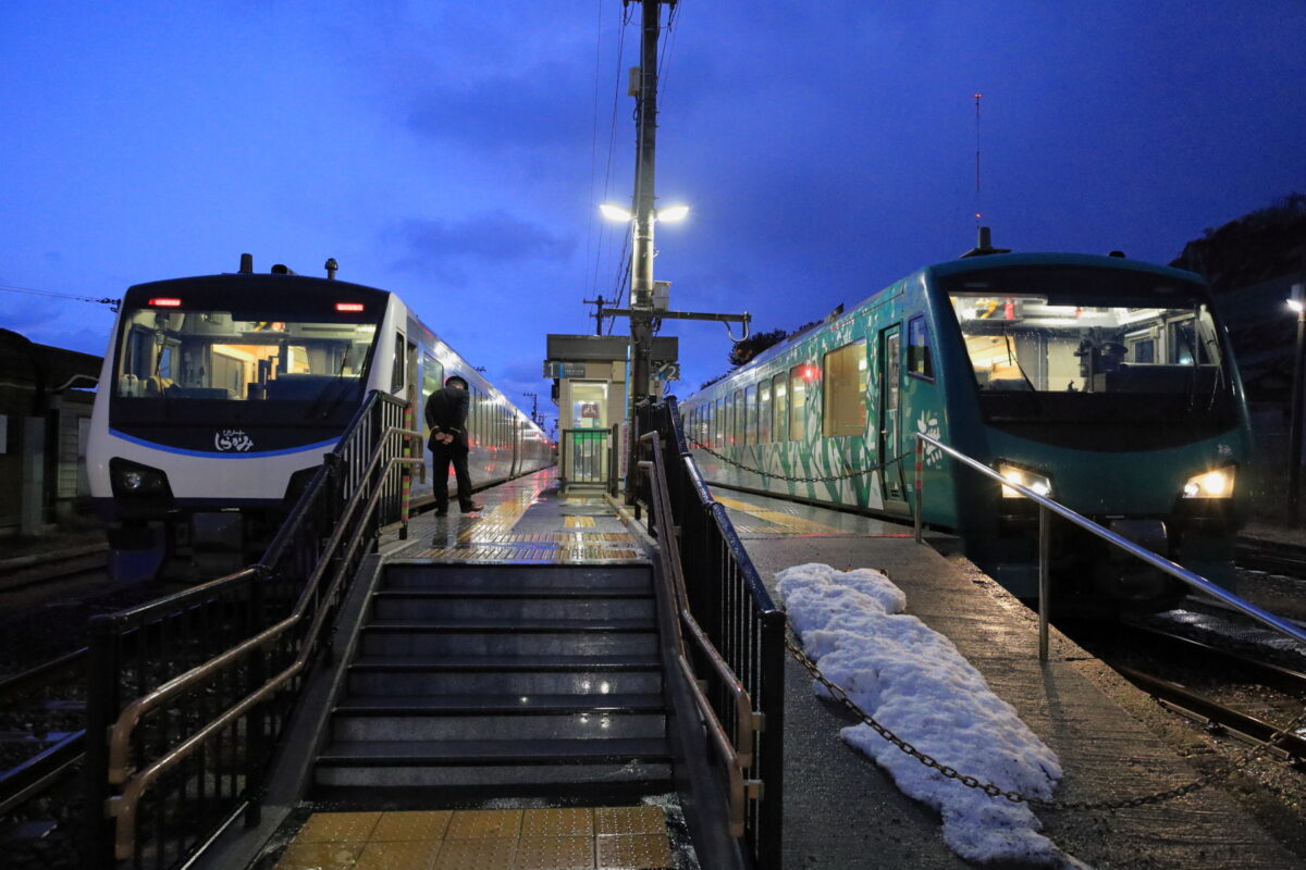 深浦駅で並ぶリゾートしらかみ5号と4号