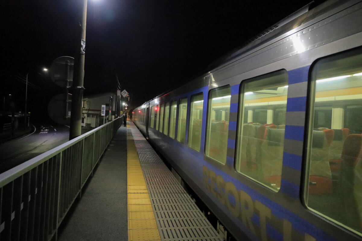 千畳敷駅に停車中のリゾートしらかみ5号