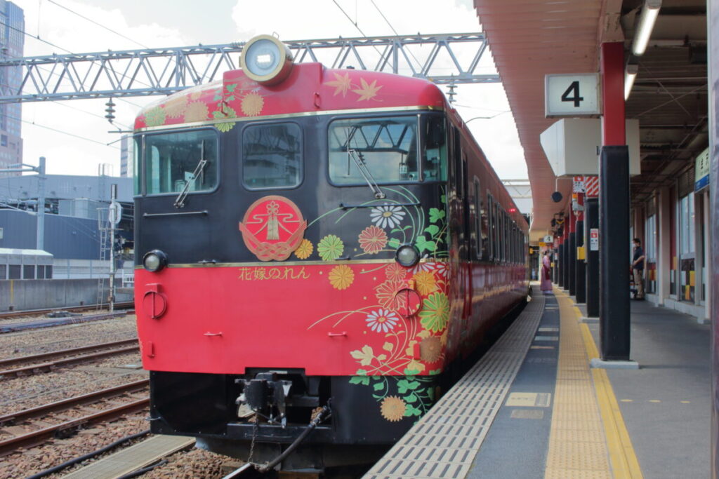 金沢～和倉温泉を走る観光列車「花嫁のれん」