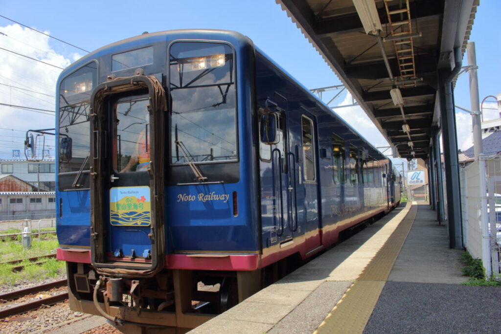 「のと里山里海号」が七尾駅に入線