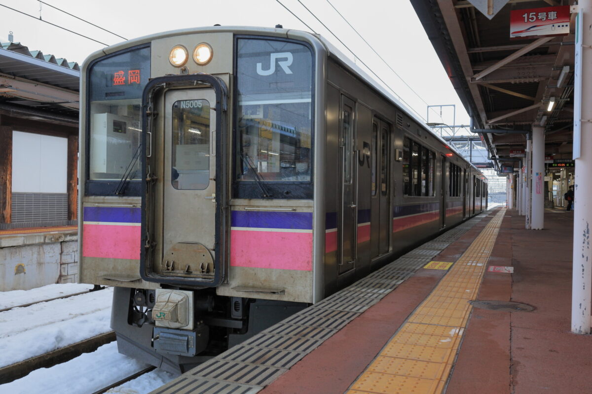 角館駅で発車を待つ盛岡行きの普通列車