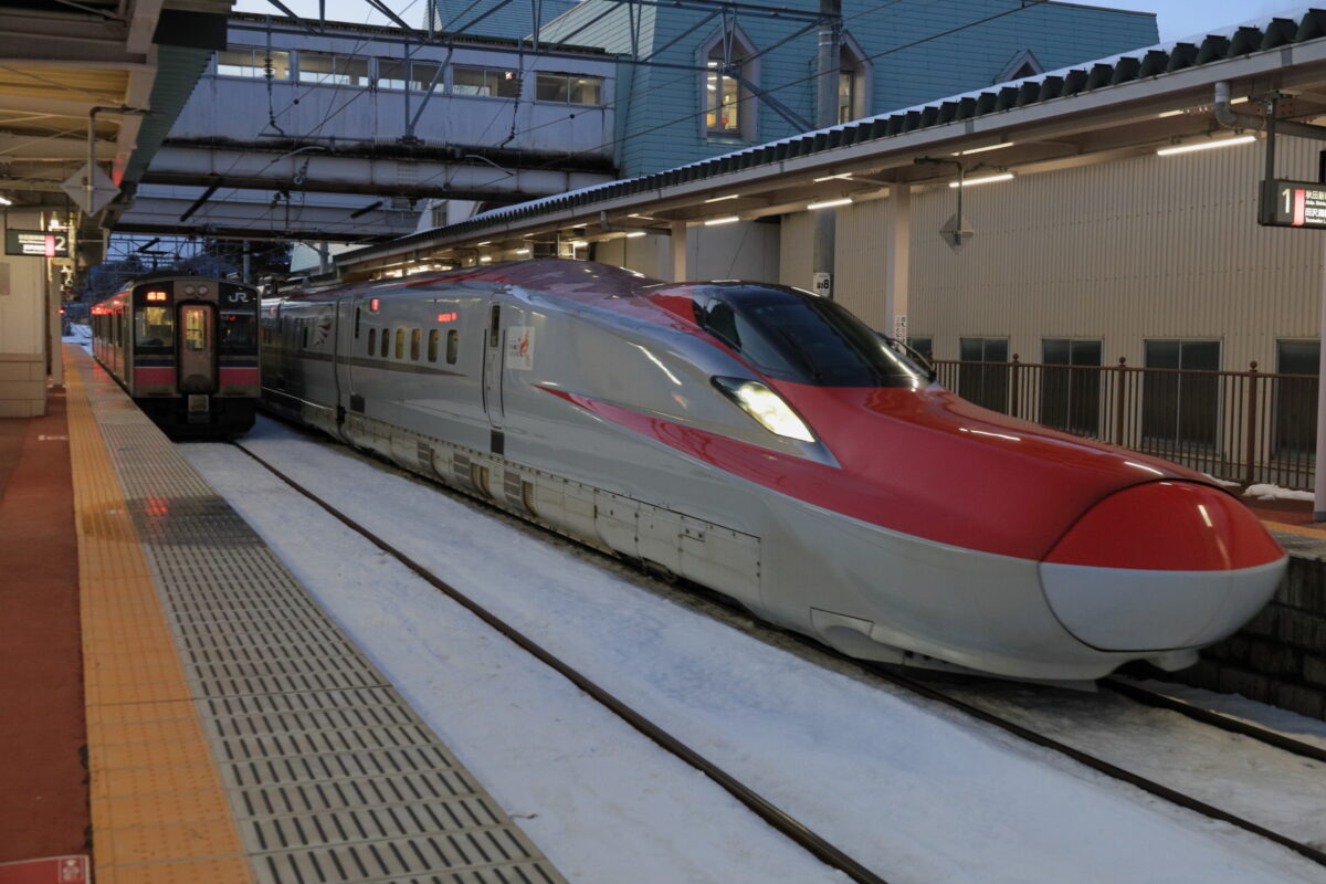 雫石駅で秋田新幹線「こまち」に先を譲る