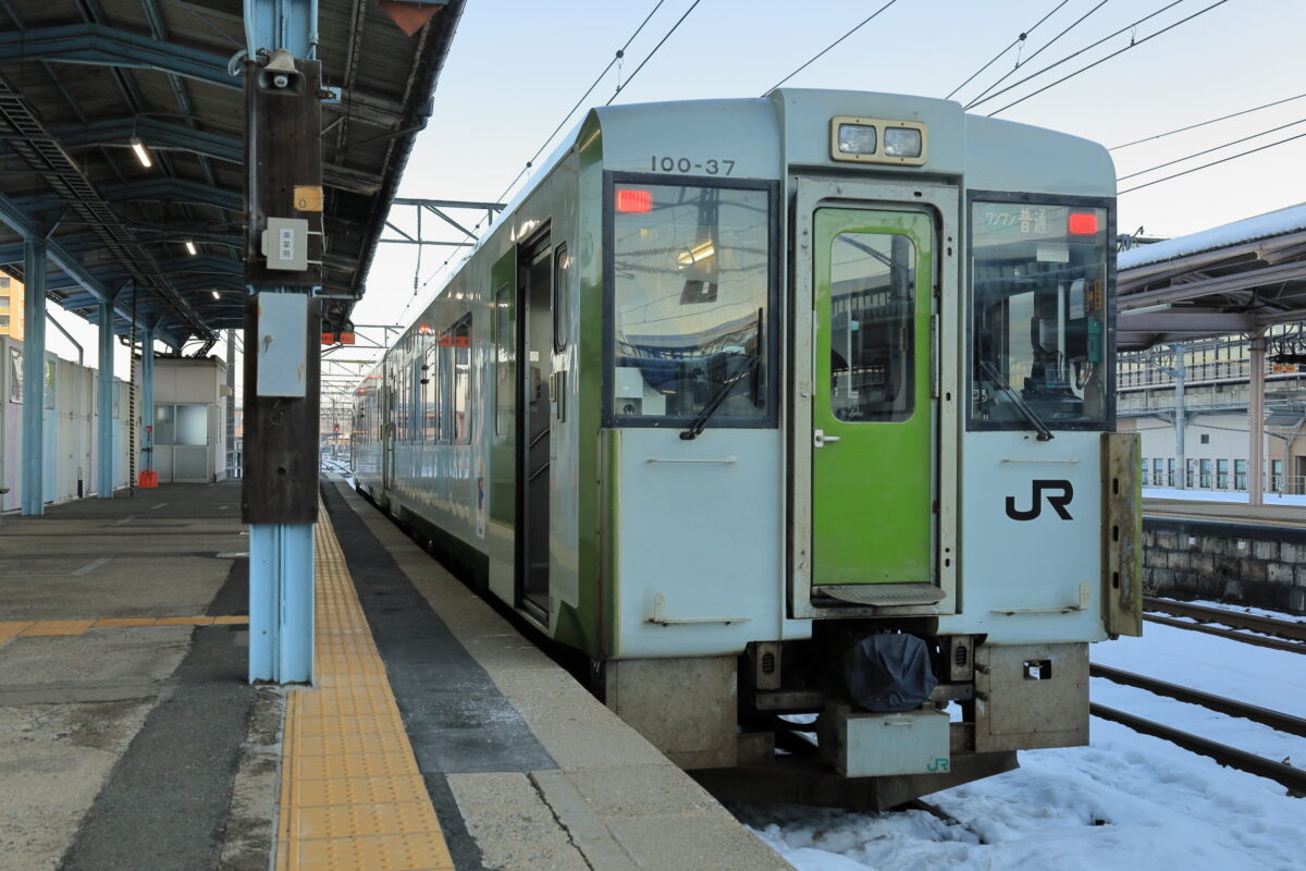 北上駅0番線で発車を待つ北上線の列車（キハ100系）