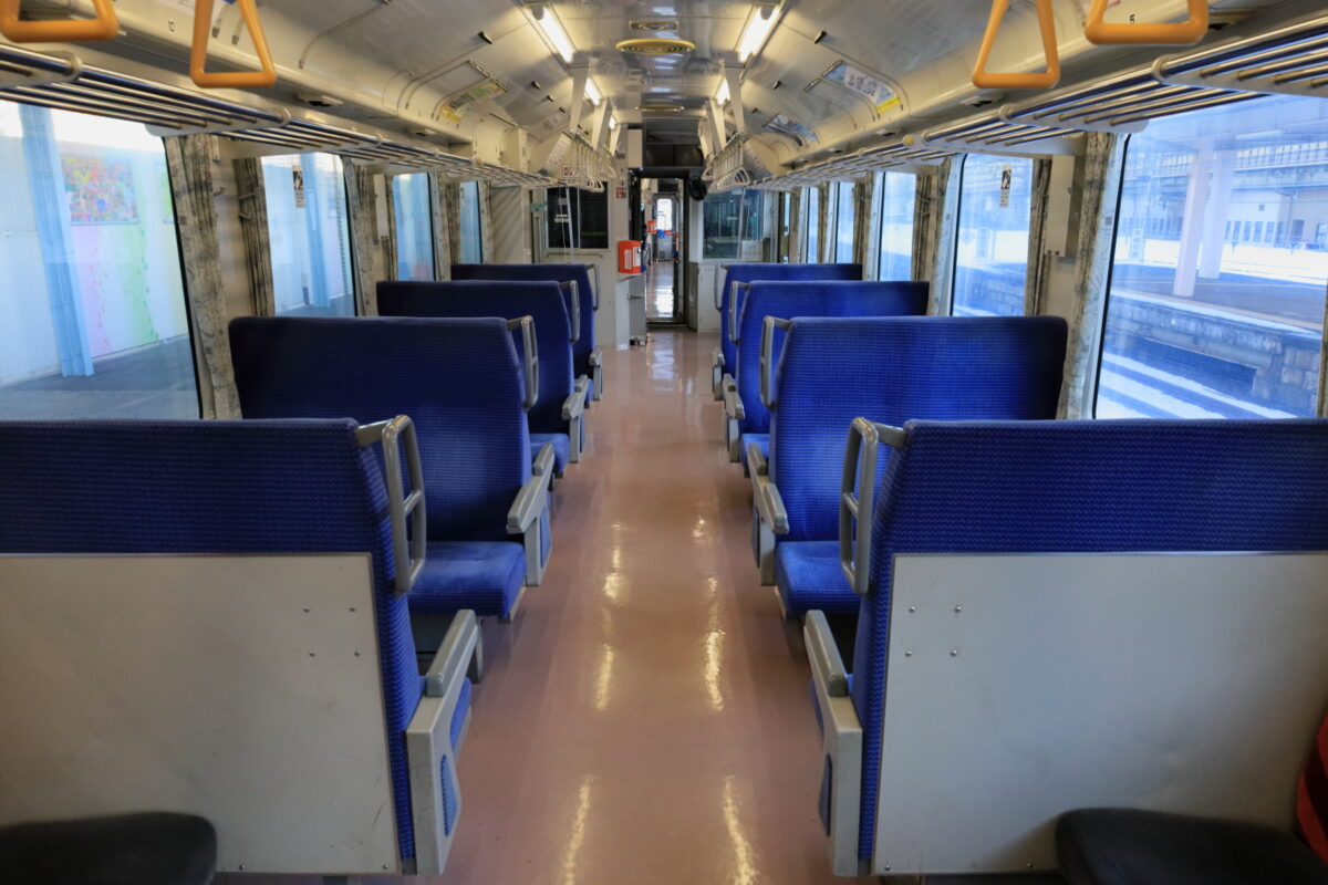 4人掛けのボックスシートが並ぶ北上線普通列車の車内