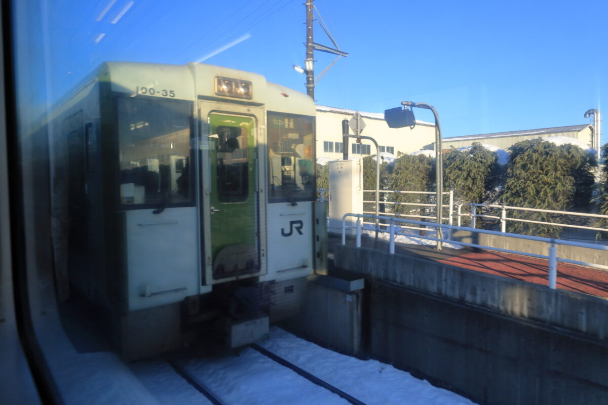 藤根駅で北上行きの列車と行き違い