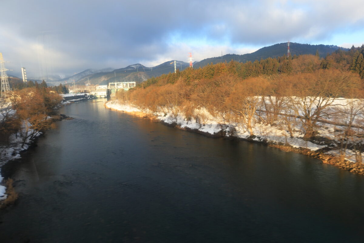 和賀川を渡る北上線の車窓
