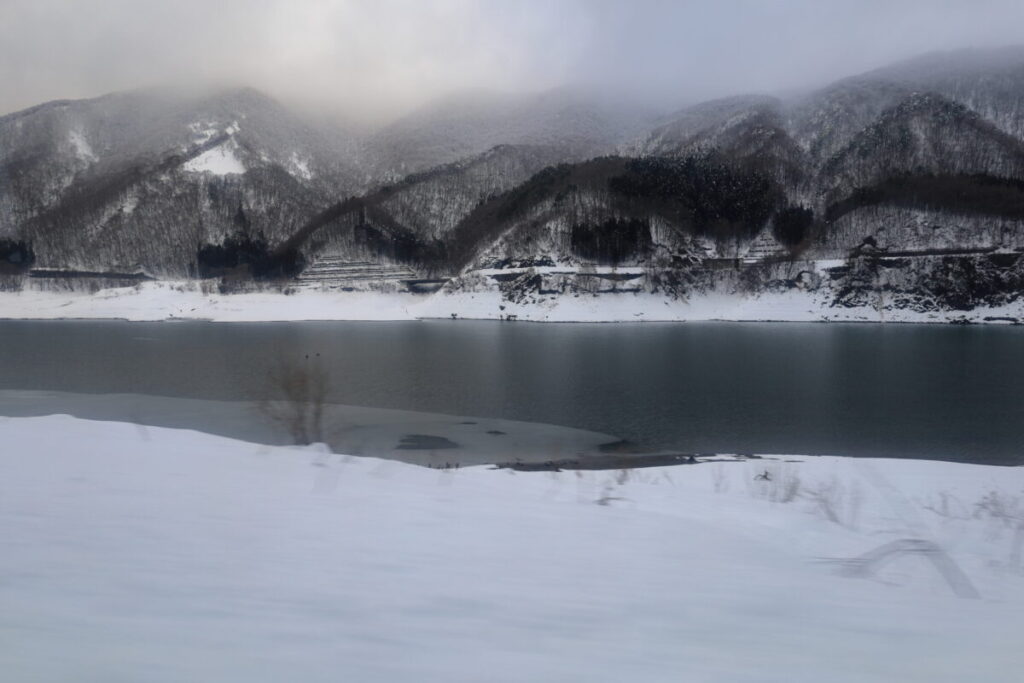 和賀仙人～ほっとゆだ間で見える錦秋湖の風景