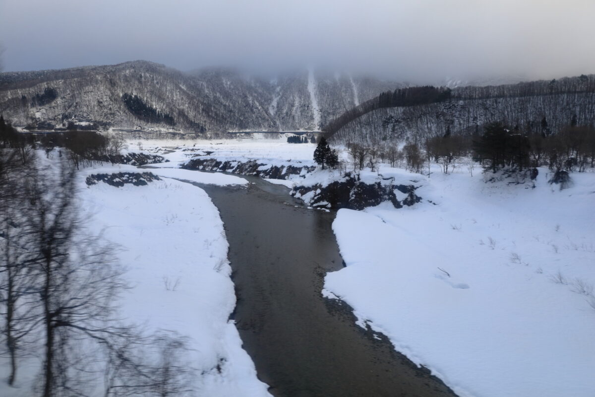 錦秋湖にそそぐ和賀川の支流