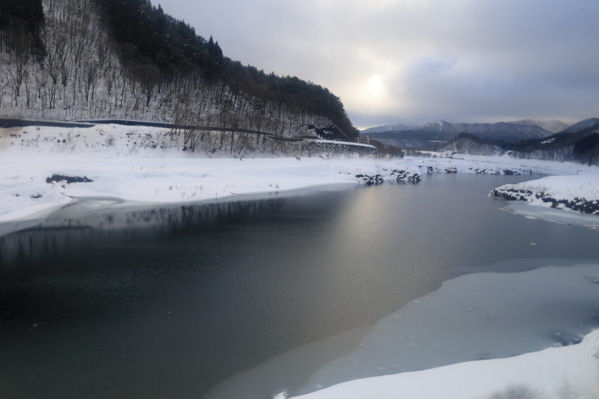 錦秋湖を渡って北岸へ