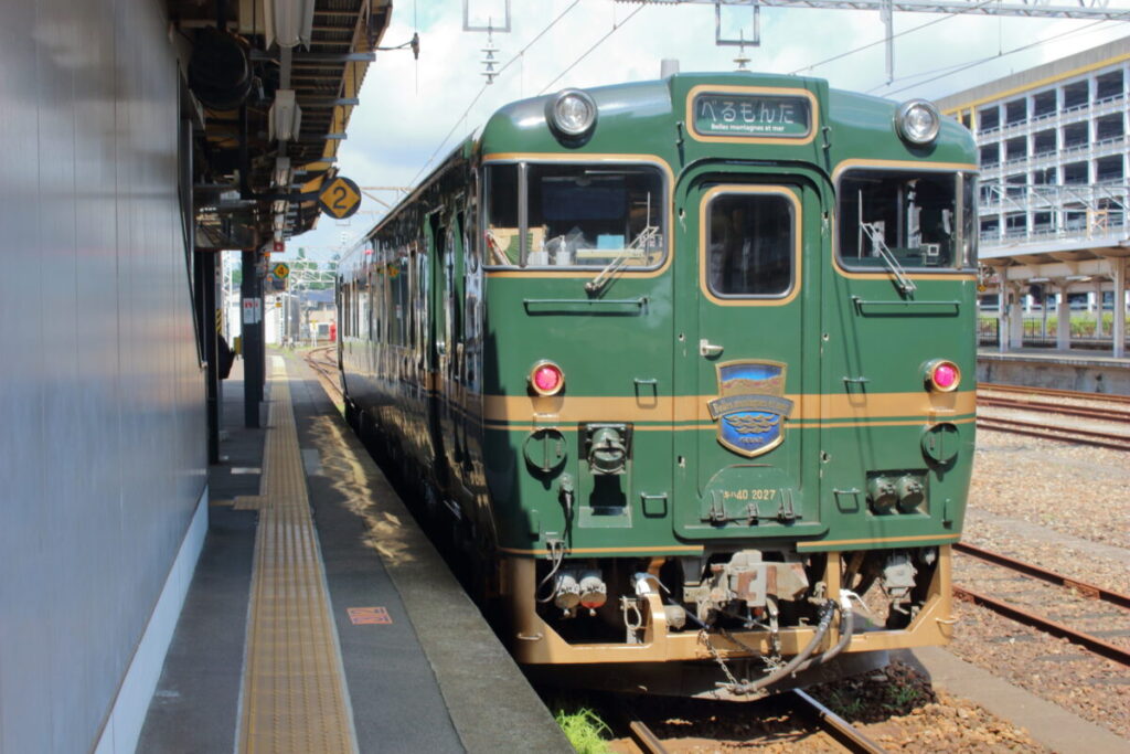 城端線・氷見線を走る観光列車「べるもんた」