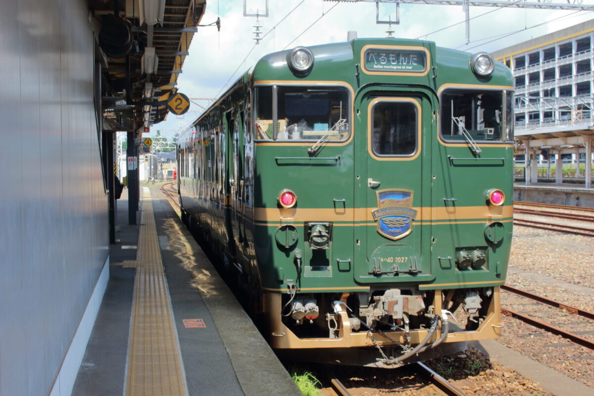 城端線・氷見線を走る観光列車「べるもんた」