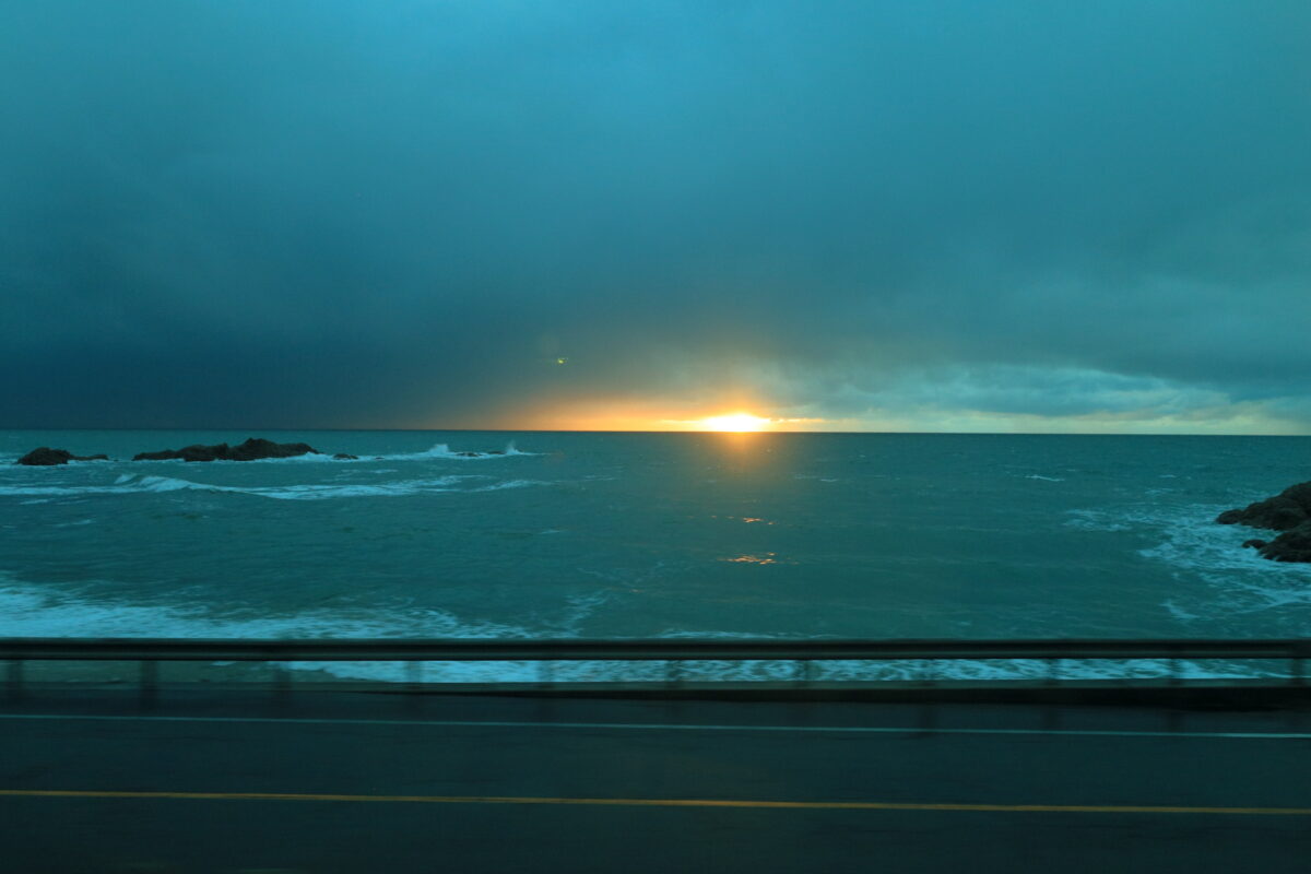 雲の隙間からわずかに見えた日本海に沈む夕陽