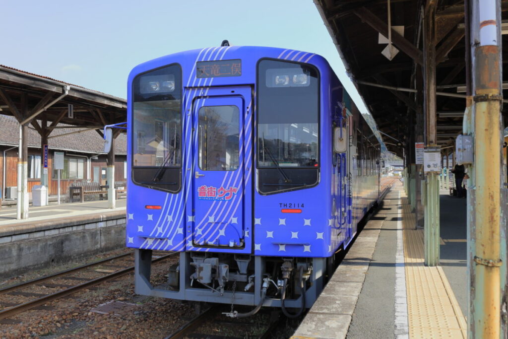 天竜二俣駅に到着した天浜線の列車