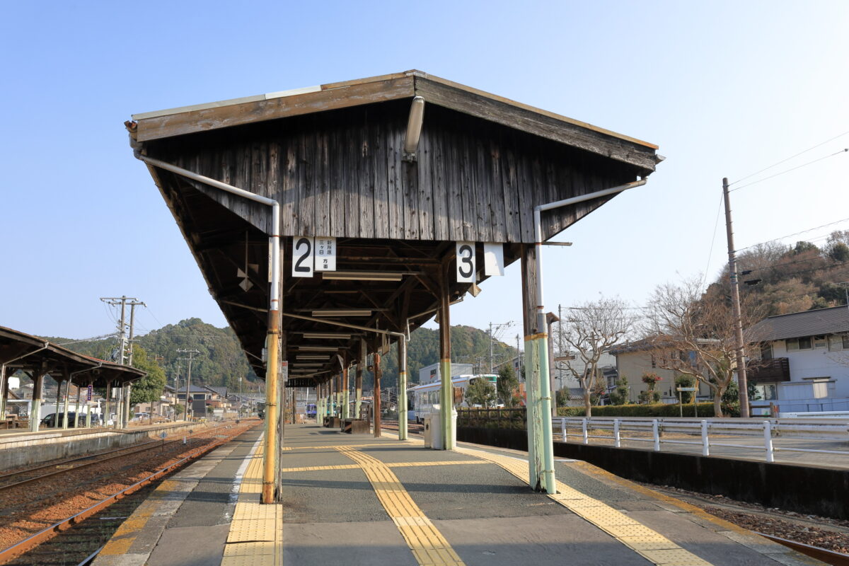 重要文化財に指定されている天竜二俣駅のホーム上屋とプラットホーム