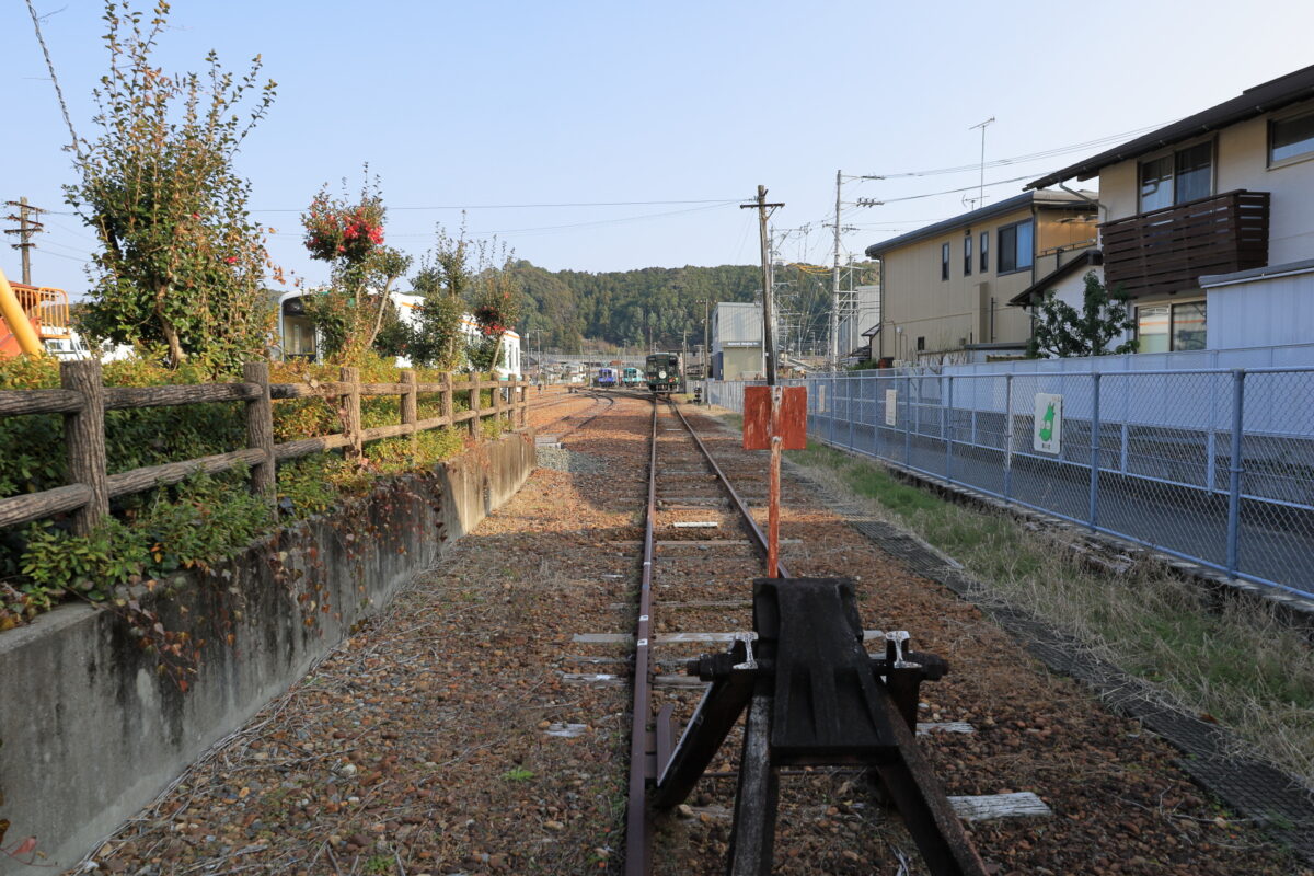 駅構内の引き上げ線の近くで車両の入れ換え作業を見学