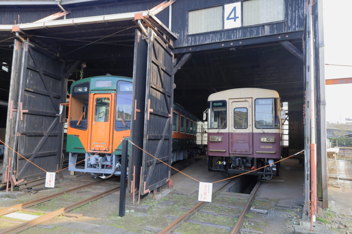 扇形車庫に入っていた2両の車両