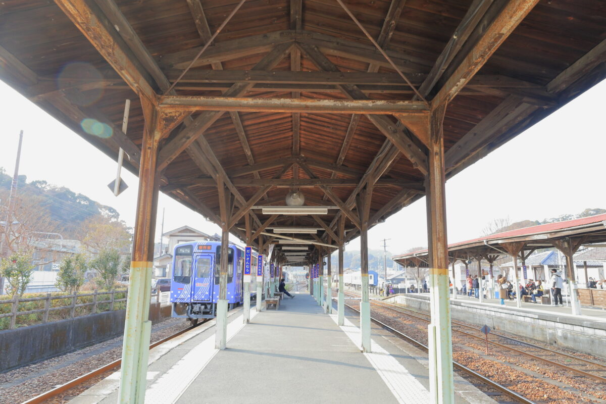 古いレールが使われている天竜二俣駅のホーム上屋