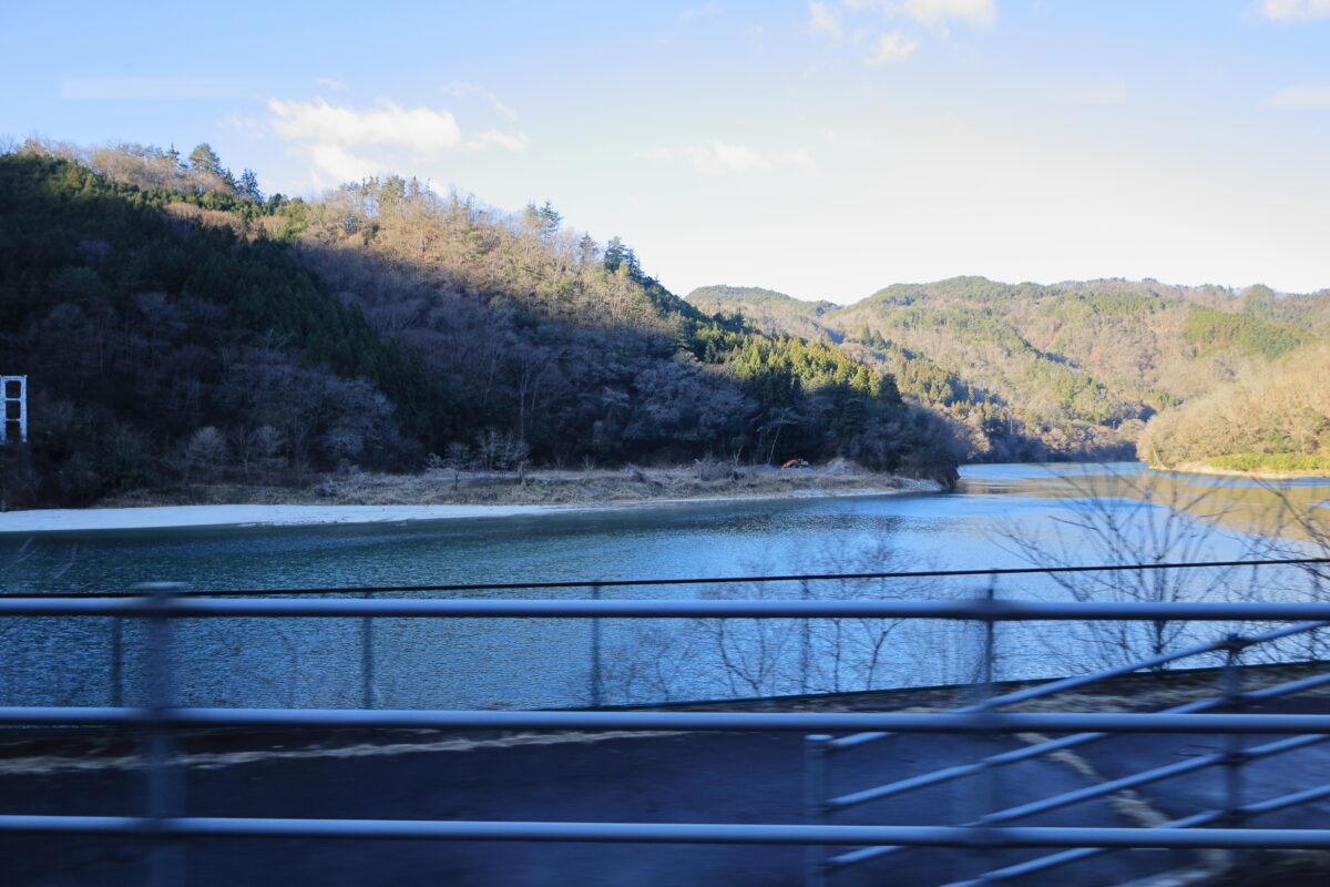 天竜川のほとりにある秘境駅「為栗駅」