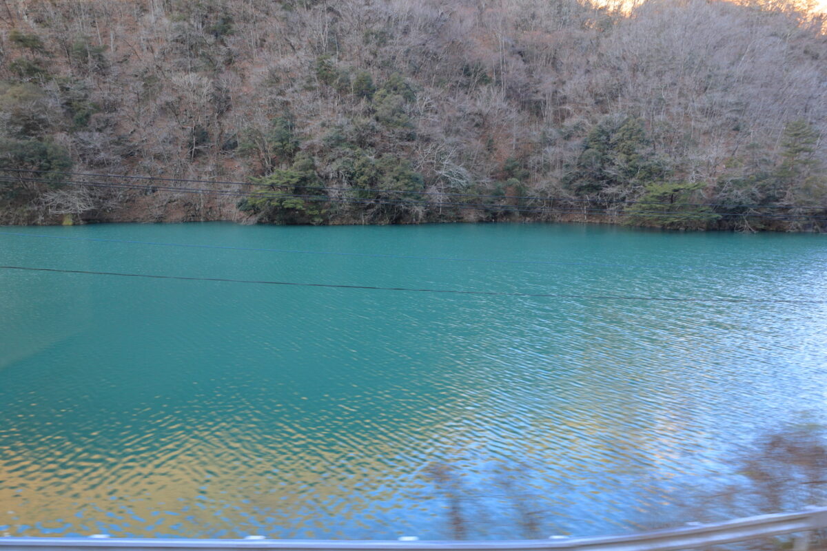 エメラルドグリーンの川面が美しい天竜川の眺め