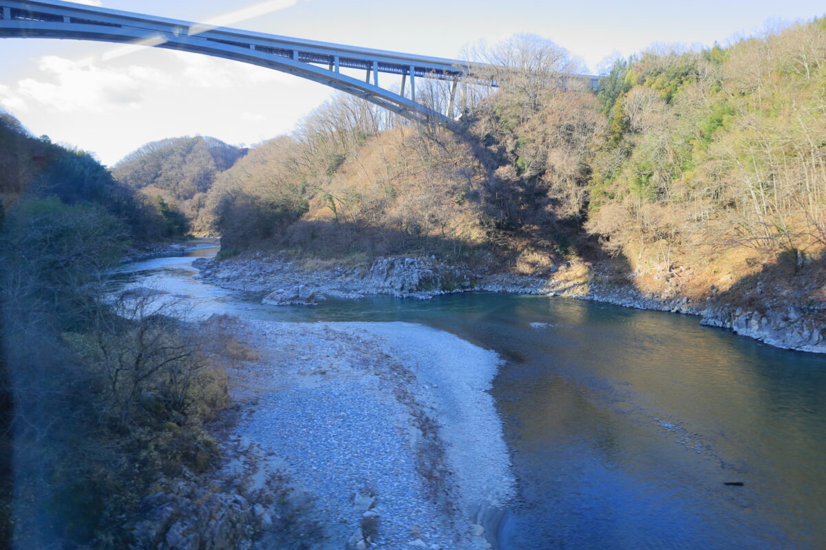 天竜川駅到着直前に見える天竜峡大橋