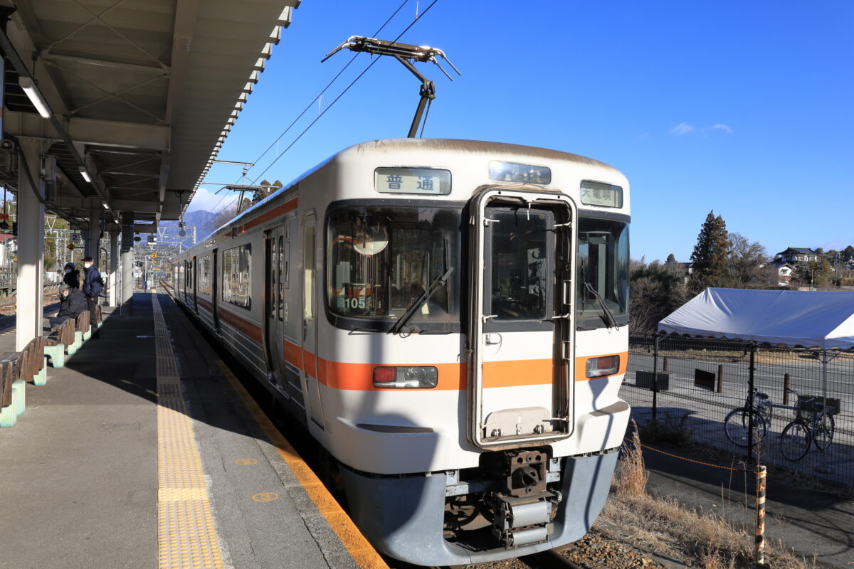 天竜峡駅に到着した飯田線の電車