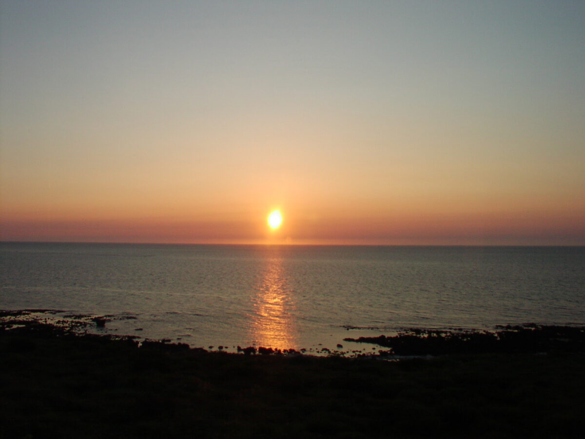 「リゾートしらかみ」の車窓から眺める日本海に沈む夕日