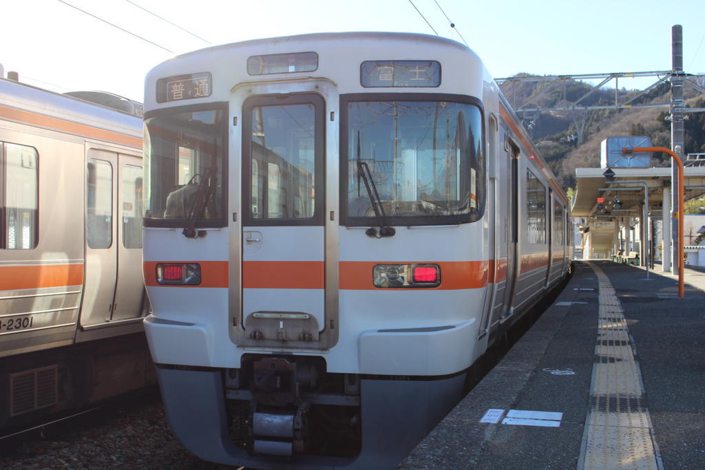 鰍沢口駅に停車中の身延線の普通列車