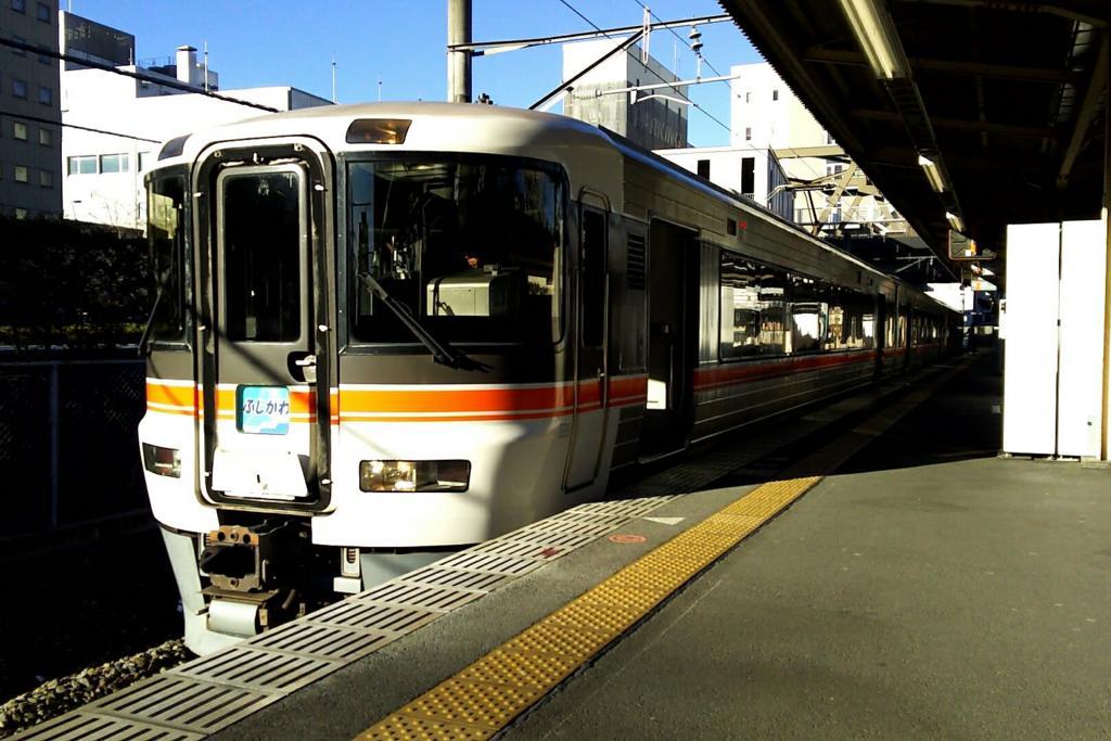 甲府駅に停車中の特急「ふじかわ」