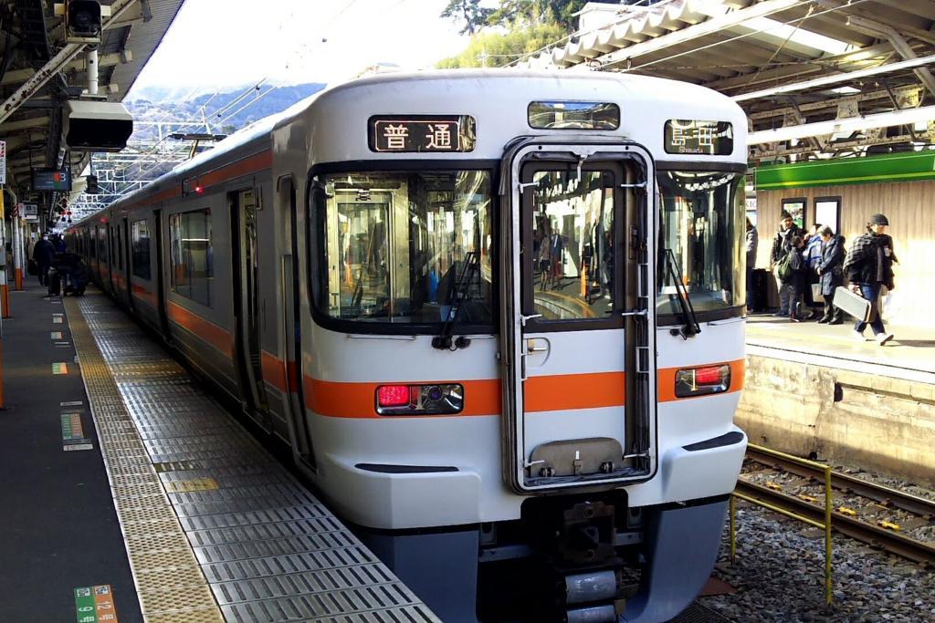 熱海駅で発車を待つ島田行きの普通列車