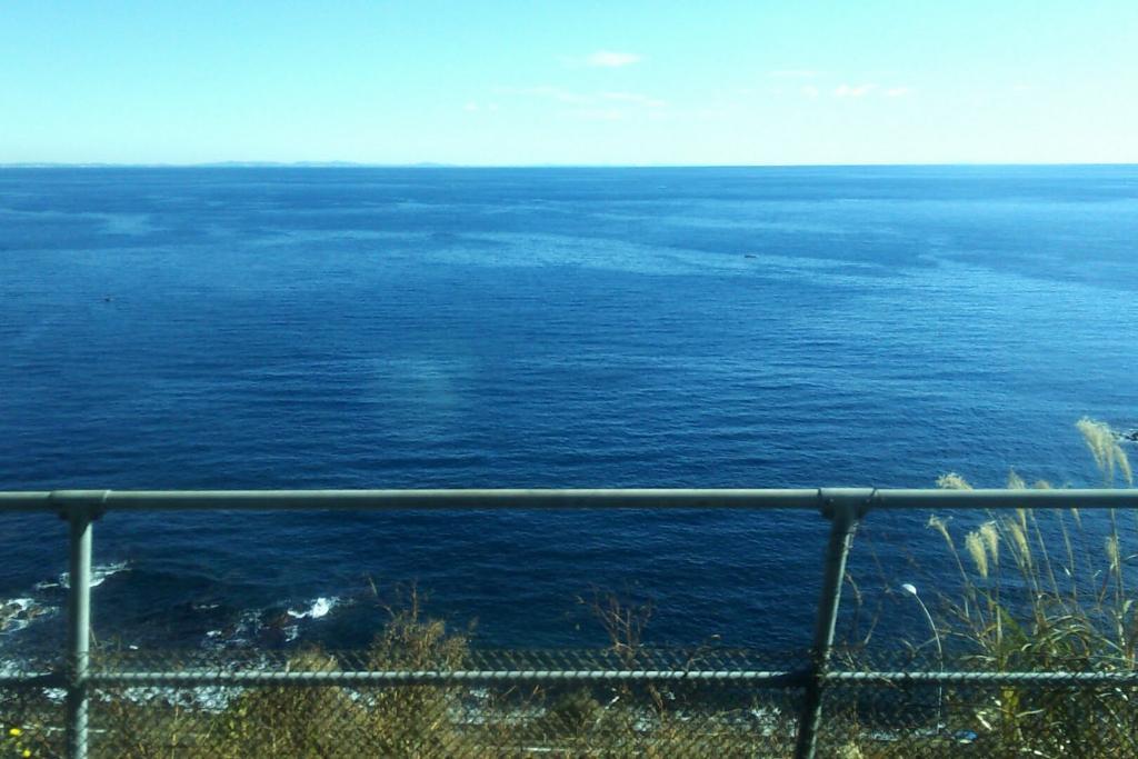 根府川付近の車窓　海のすぐそばを通ります