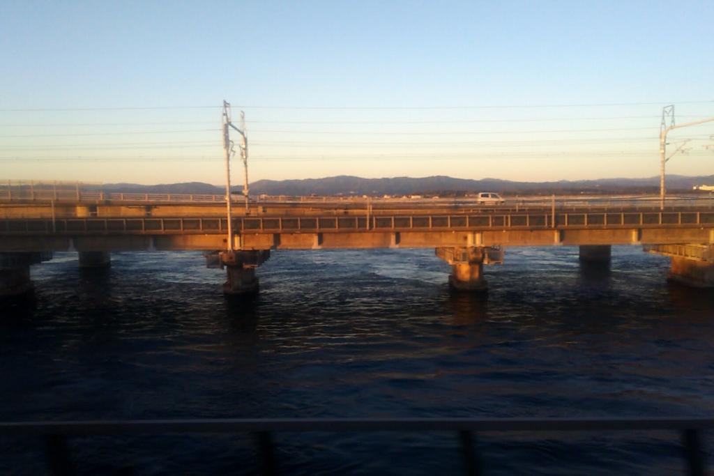 夕暮れの浜名湖を渡る 写っているのは新幹線の橋